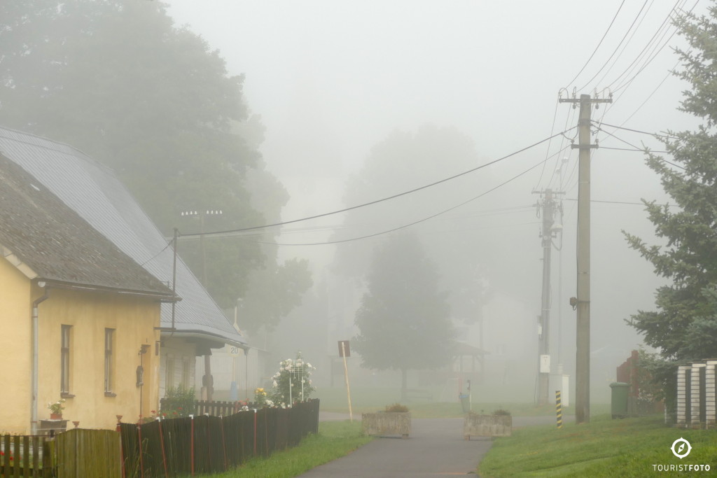 Fotoèlánek http://dokumentuju.cz/2016/hajnice-v-oblacich/ Podmínky pouití: http://dokumentuju.cz/podminky/